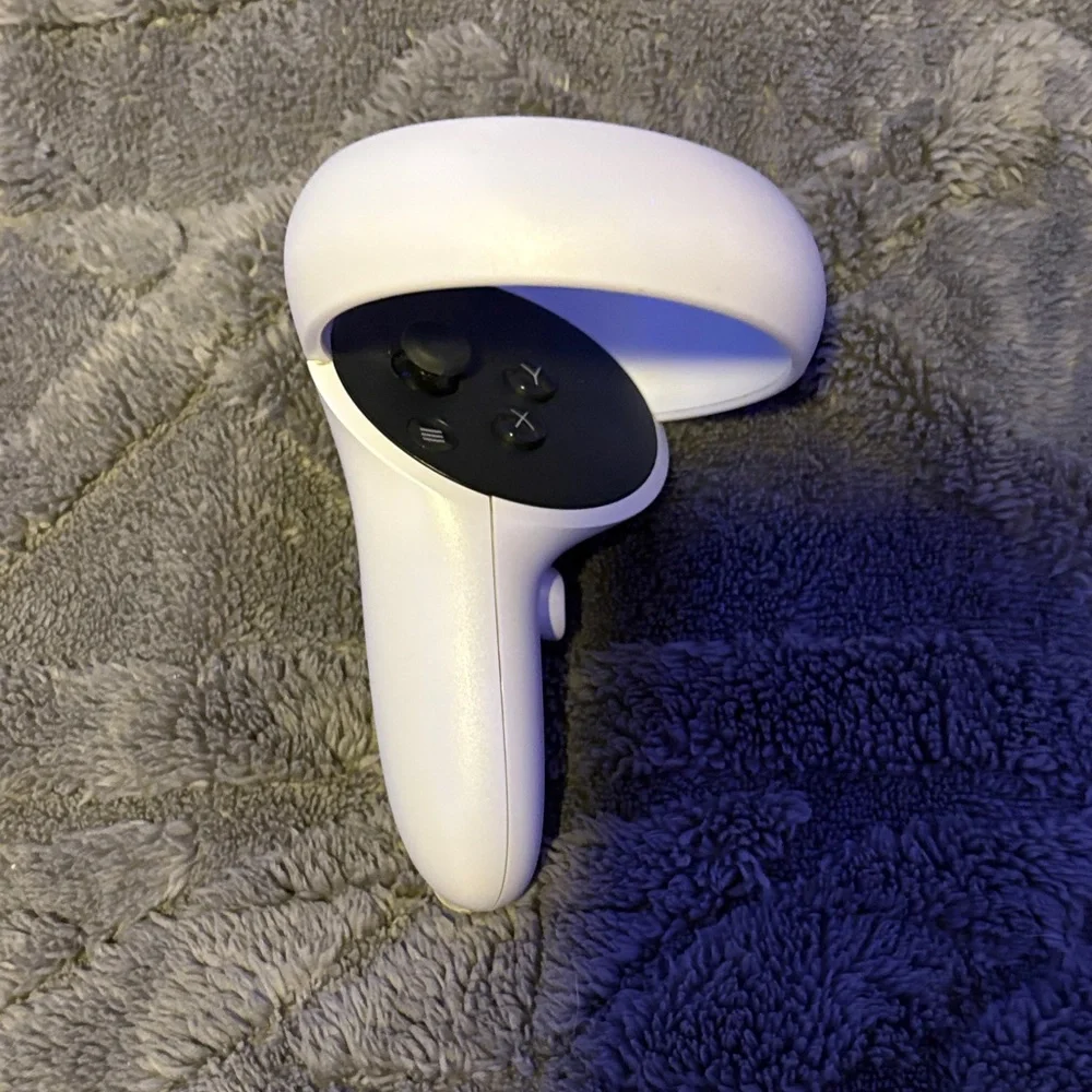 Oculus White VR Headset with Controllers